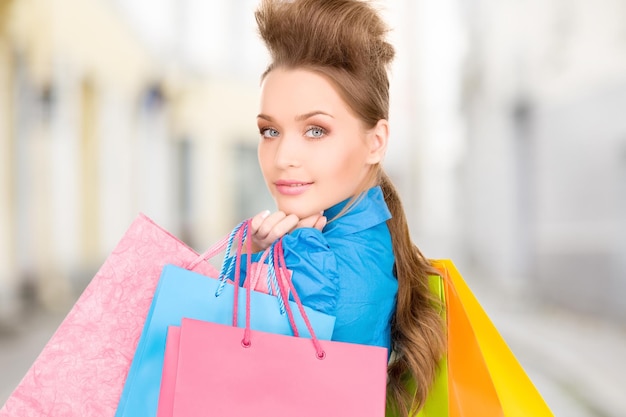 concepto de compras y turismo - hermosa mujer con bolsas de la compra en ctiy