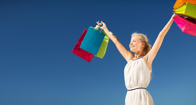 Concepto de compras y turismo - mujer con bolsas de la compra.