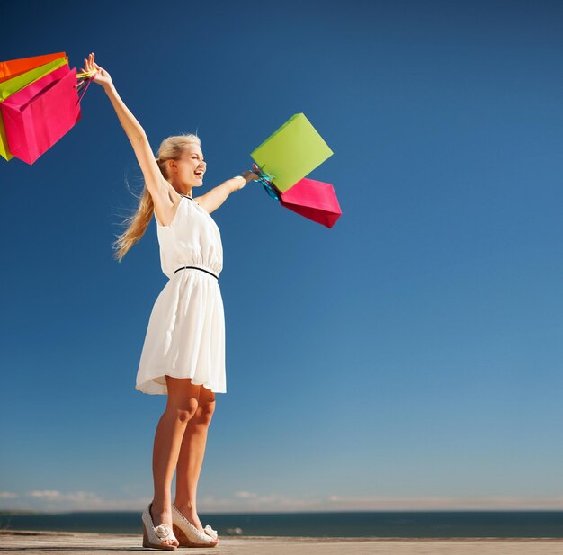 Concepto de compras y turismo - mujer con bolsas de la compra.