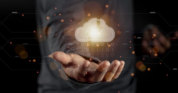 El concepto de computación en la nube se conecta a la nube Empresario o tecnólogo de la información con el icono de la computación en la nube