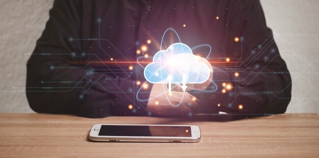 Concepto de computación en la nube Hombre usando una computadora portátil usando tecnología en la nube conectando todos los sistemas para almacenar bases de datos finanzas industria de la música seguridad de almacenamiento de datos personales