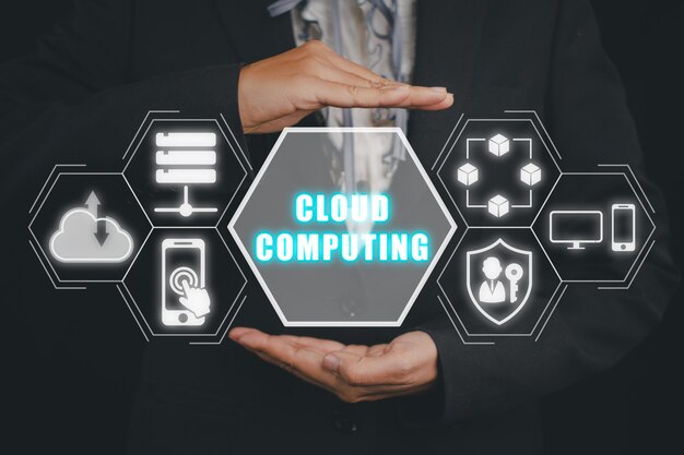 Concepto de computación en la nube Persona de negocios con la mano sosteniendo el icono de compilación en la nube en la pantalla virtual Copia de seguridad Almacenamiento de datos Redes de Internet y digital Compartir concepto de tecnología global