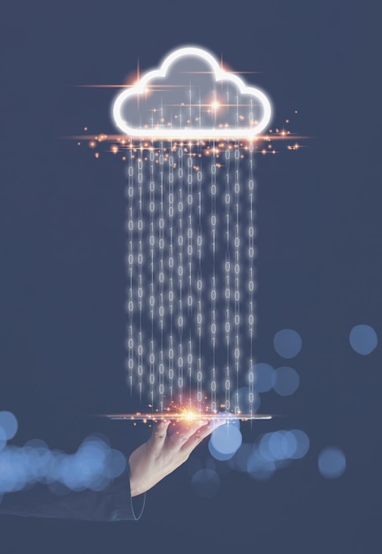 Concepto de computación en la nube de tecnología Empresario sosteniendo una tableta en la mano con bases de datos de carga y descarga de computación en la nube virtual de tecnología