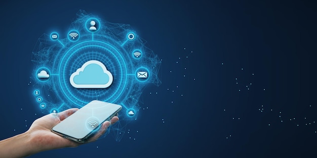 Concepto de computación en la nube con teléfono inteligente en la mano sobre un fondo azul