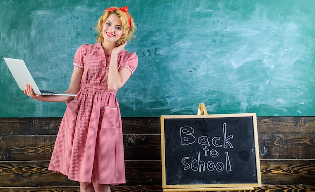 Foto concepto de computadora sonrisa de mujer con computadora en el aula profesor feliz regreso a la escuela ideas para la vida