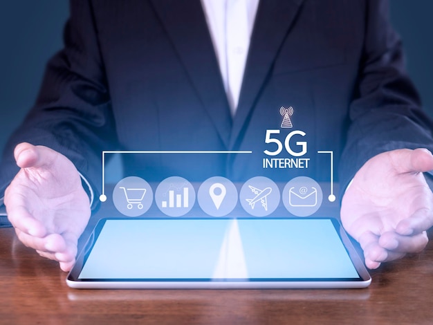 Concepto de comunicación de red empresarial 5G Network Internet Mobile Wireless 5g internet conecta todas las actividades en sus manos compras finanzas viaje ubicación contacto etc. con copia espacio banner