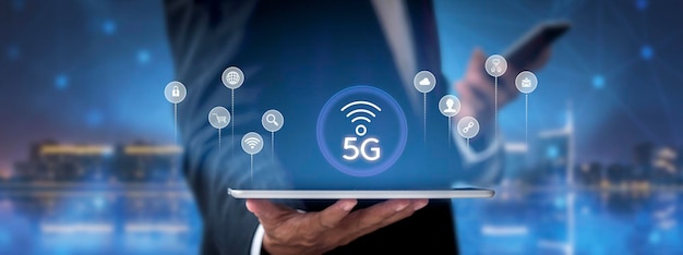 Concepto de comunicación de red empresarial 5G Network Internet Mobile Wireless 5g internet conecta todas las actividades en sus manos compras finanzas viaje ubicación contacto etc. con copia espacio banner