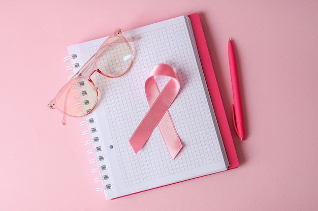 Concepto de concienciación sobre el cáncer de mama sobre fondo rosa