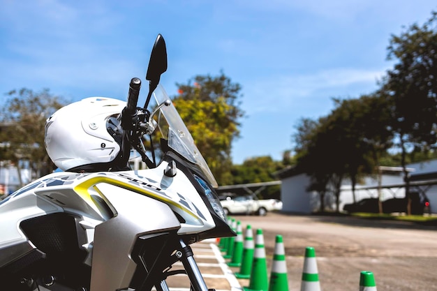 Concepto de conducción segura casco de primer plano en bigbike con enfoque suave y sobre la luz en el fondo