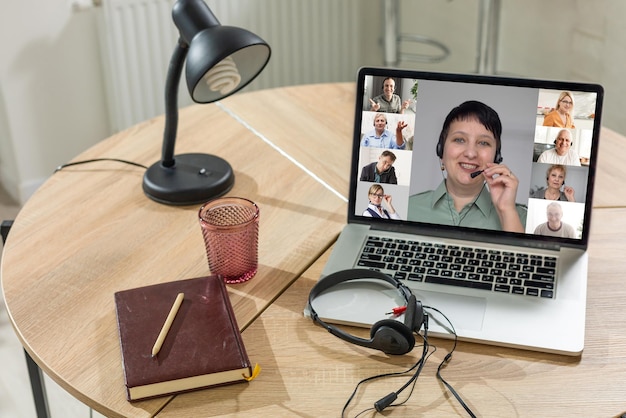 Concepto de conexión de chat de video de amigos de grupo. Laptop en la mesa, interior de la casa.
