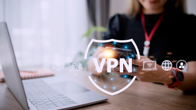 concepto de conexión VPN segura Persona que utiliza la tecnología de red privada virtual para crear un túnel cifrado a un servidor remoto en Internet para proteger la privacidad de los datos o eludir la censura