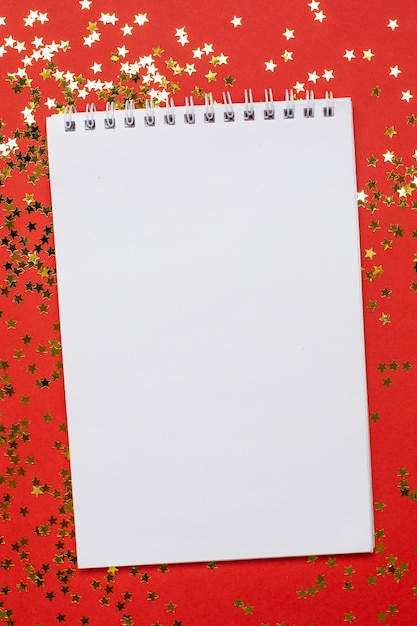 Concepto de confeti de cuaderno y estrellas doradas, Navidad y año nuevo