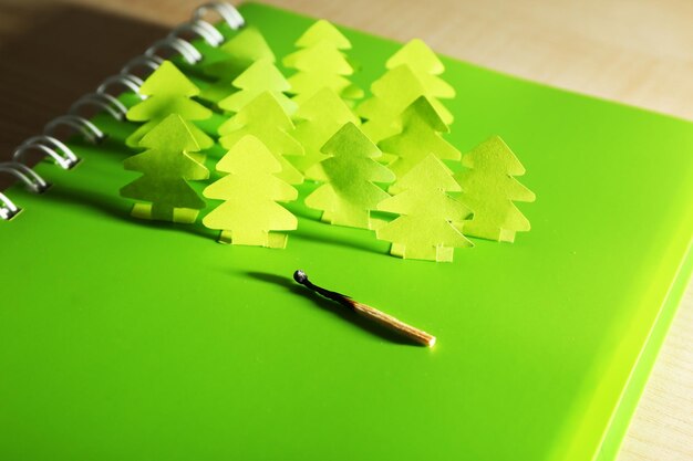 Concepto de conservación de bosques cortados en papel.