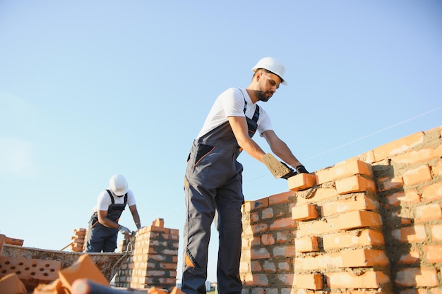 Concepto de construcción comercial de oficinas El equipo de construcción está construyendo el edificio del centro de oficinas