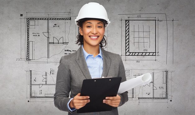 concepto de construcción, desarrollo, construcción y arquitectura - mujer de negocios sonriente con casco blanco con portapapeles y planos