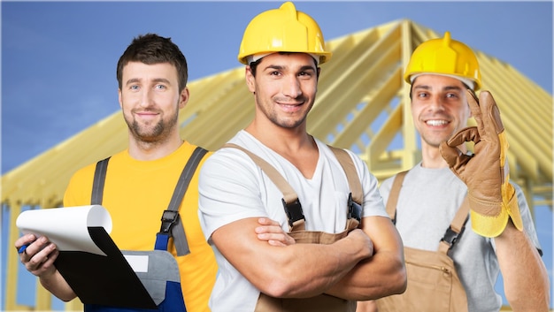 Concepto de construcción, desarrollo, trabajo en equipo y personas - Grupo de constructores en cascos