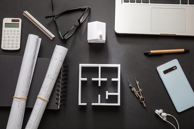 Concepto de construcción Dibujos de edificios residenciales y modelo de casa