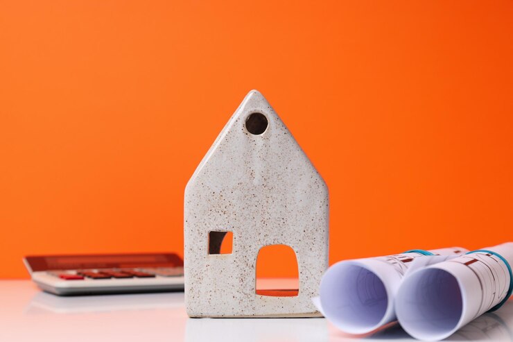 El concepto de construcción de diseño de casa con un plan esbozado