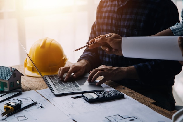 Concepto de construcción y estructura de reunión de ingenieros o arquitectos para proyectos que trabajan con socios y herramientas de ingeniería en la construcción de modelos y planos en el contrato de trabajo para ambas empresas