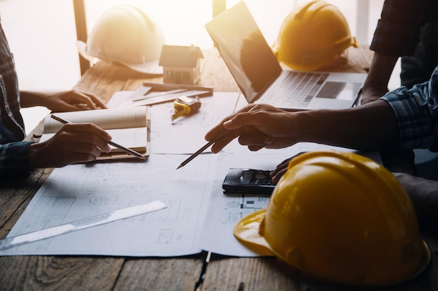 Concepto de construcción y estructura de reunión de ingenieros o arquitectos para proyectos que trabajan con socios y herramientas de ingeniería en la construcción de modelos y planos en el contrato de trabajo para ambas empresas