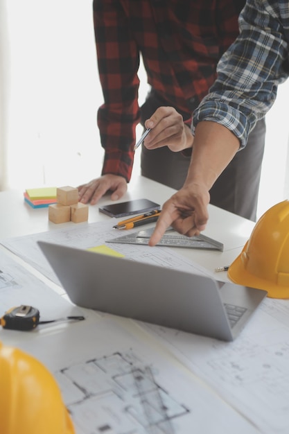 Concepto de construcción y estructura de reunión de ingenieros o arquitectos para proyectos que trabajan con socios y herramientas de ingeniería en la construcción de modelos y planos en el contrato de trabajo para ambas empresas