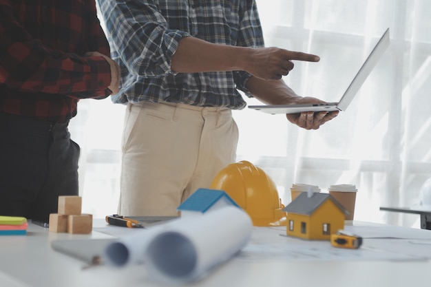 Foto concepto de construcción y estructura de reunión de ingenieros o arquitectos para proyectos que trabajan con socios y herramientas de ingeniería en la construcción de modelos y planos en el contrato de trabajo para ambas empresas