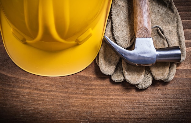 Concepto de construcción de guantes protectores de casco de construcción de martillo de orejas