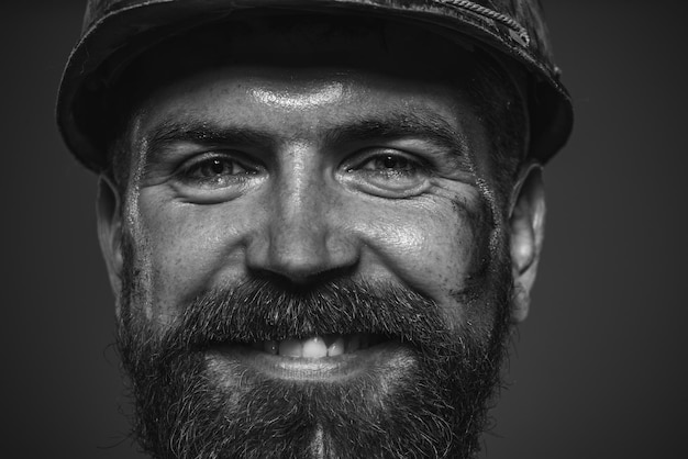 Concepto de construcción de negocios constructor sonriente en casco retrato hombre barbudo con casco de protección
