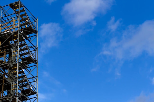 Concepto de construcción y reconstrucción de fondo de cielo azul de elemento de andamio