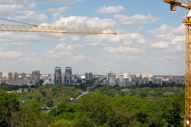 Concepto de construcción de varios pisos: grúas torre en la construcción de apartamentos residenciales