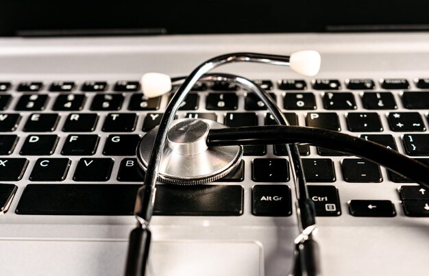 Concepto de consulta médica en línea Estetoscopio en el teclado de la computadora portátil