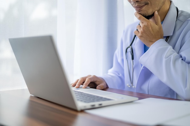 Foto concepto de consultor de salud en línea médico que usa computadora consultor de salud en línea para el paciente en casa usando comunicación tecnológica conversación en línea consultor de salud en línea para el hospital