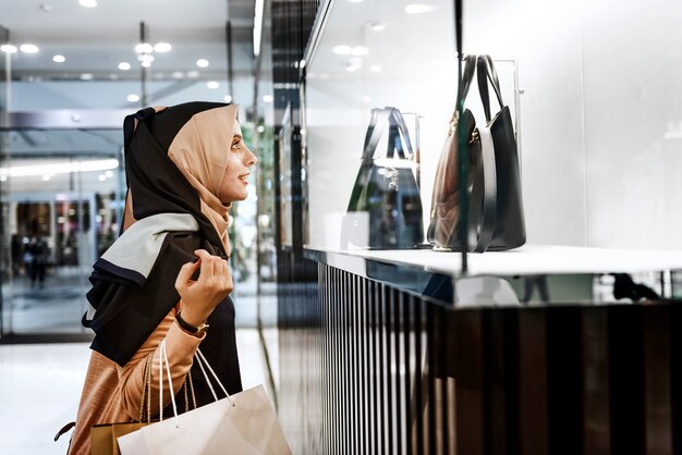 Foto concepto de consumidor de compras de mujer joven