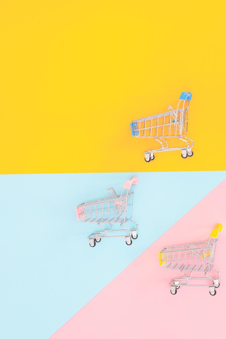 Concepto de consumidor minimalismo Mini carrito de compras para ir de compras en la vista superior de fondo de color