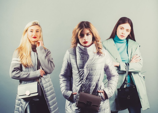Concepto de consumidor primavera otoño moda atractivas mujeres jóvenes