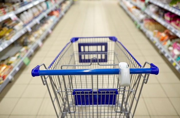concepto de consumismo - carrito de compras o carrito vacío en el supermercado