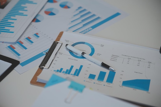 Concepto de contabilidad empresarial Hombre de negocios usando calculadora con presupuesto de computadora portátil y papel de préstamo en la oficina