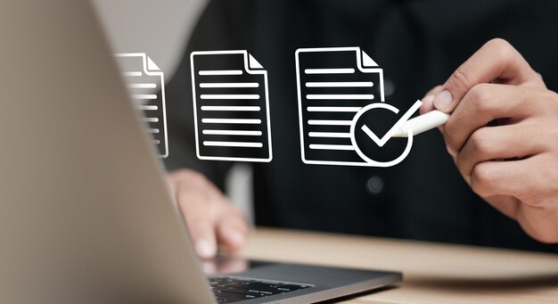 Concepto de contrato inteligente de protección de datos y política de privacidad con un hombre firmando una firma digital en un contrato comercial en línea