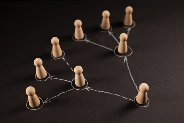 Foto concepto de control. figuras en una pizarra. flechas de tiza