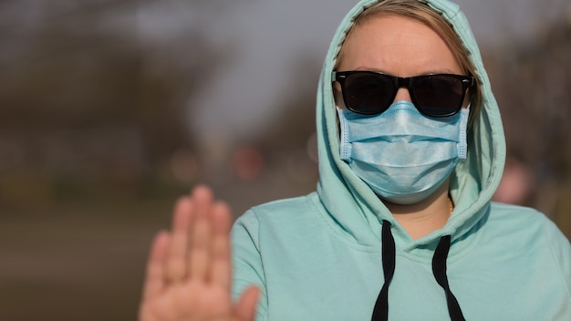 concepto de coronavirus llamada global para quedarse en casa. mujer con máscara protectora