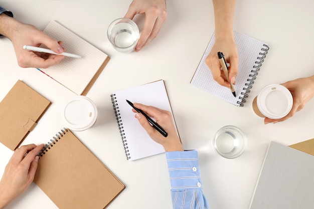 Concepto corporativo con gente de negocios que se encuentra con la vista superior