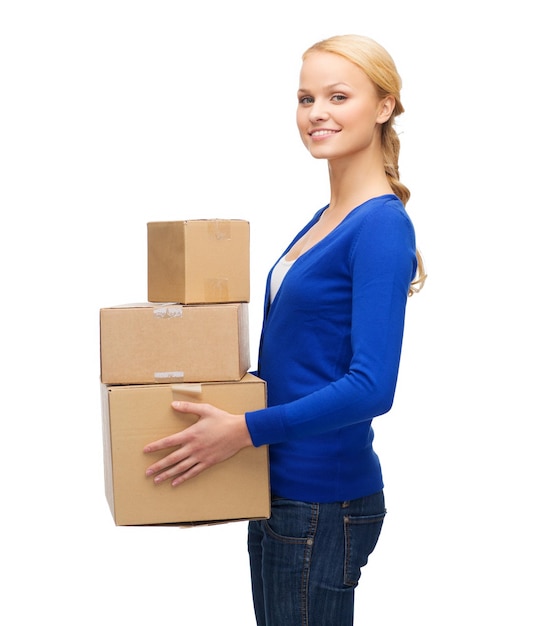 concepto de correo, paquete y entrega - mujer sonriente en ropa casual con muchas cajas de paquetería