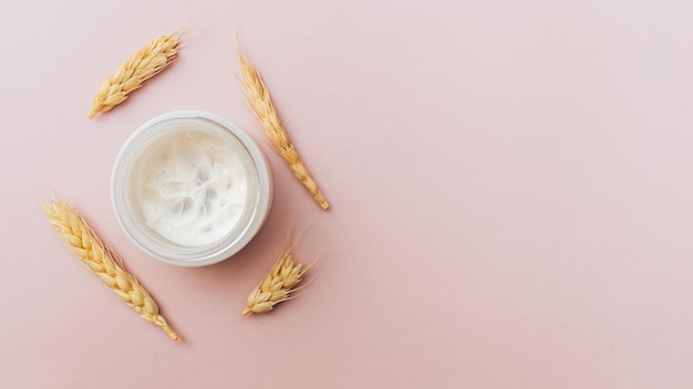 Concepto cosmético natural Frasco abierto con espacio de copia de crema Producto orgánico mínimo para el cuidado de la piel