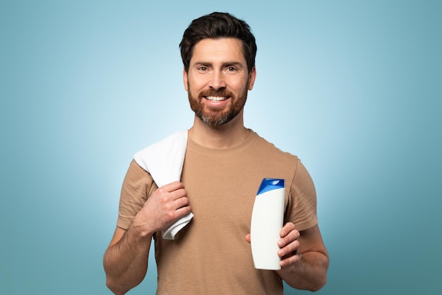 Concepto de cosméticos para el cuidado del cabello y el cuerpo masculino alegre hombre de mediana edad publicidad champú o gel de ducha