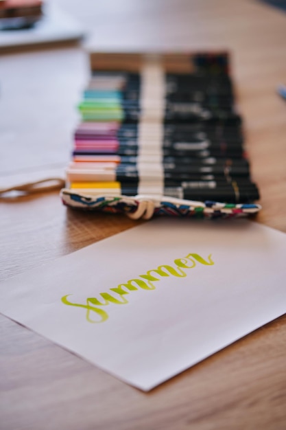 Concepto de creación de escritura a mano de letras de verano