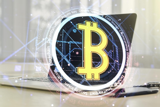 Concepto creativo de Bitcoin con fondo de portátil moderno Multiexposición