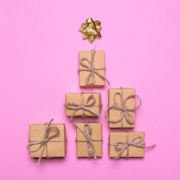 Concepto creativo con cajas de regalo Árbol de Navidad de regalos sobre un fondo rosa