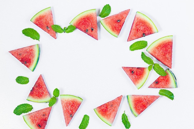 Concepto creativo de comida de verano Patrón de sandía Jugosas rebanadas de sandía roja madura y licencia de menta