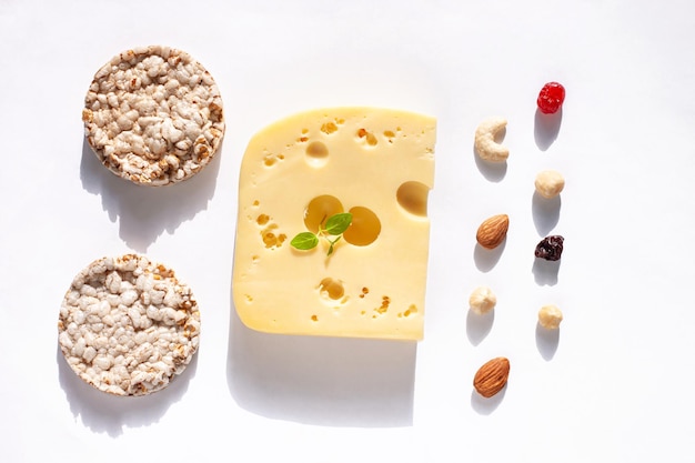 Concepto creativo de desayuno saludable fondo blanco plano layCheesecalcium rico en alimentos frutos secos pan integral