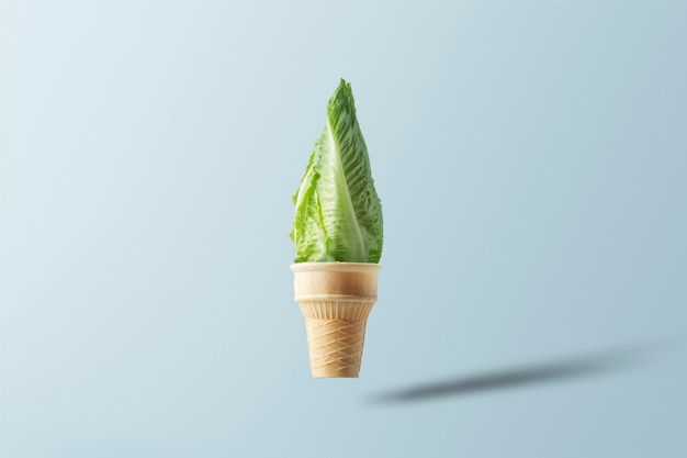 Concepto creativo para un estilo de vida saludable Copa de helado de gofre con hojas de lechuga